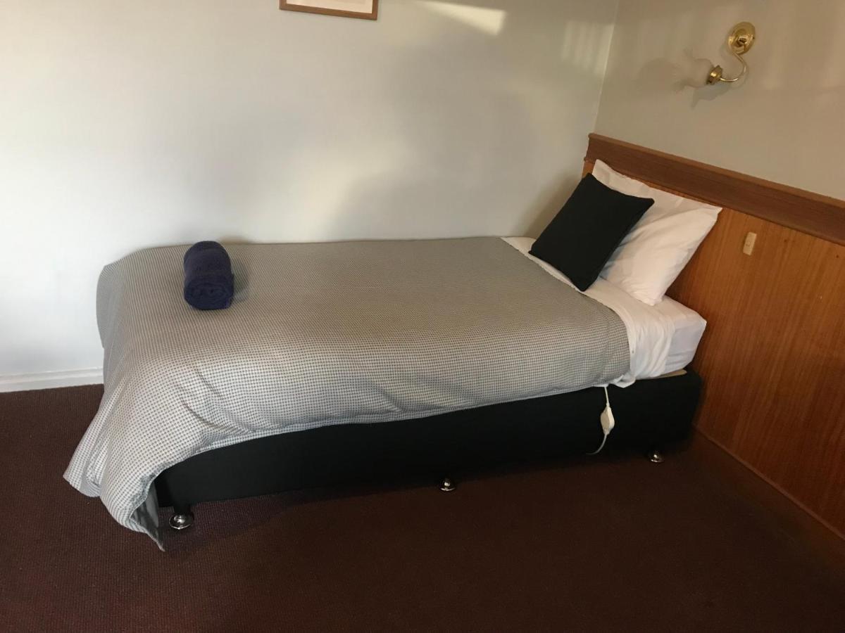 County Lodge Motor Inn West Wyalong Bagian luar foto