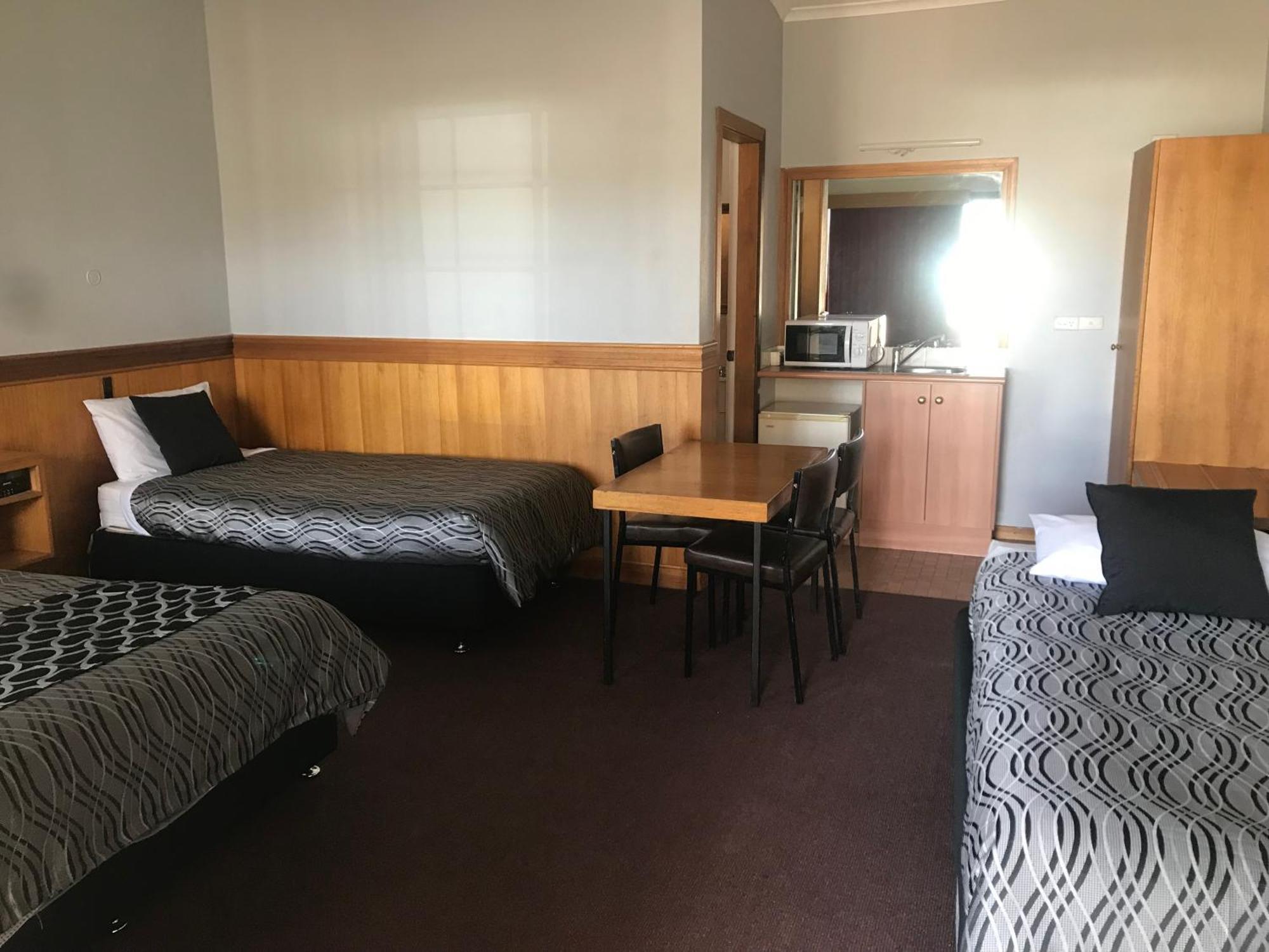 County Lodge Motor Inn West Wyalong Bagian luar foto