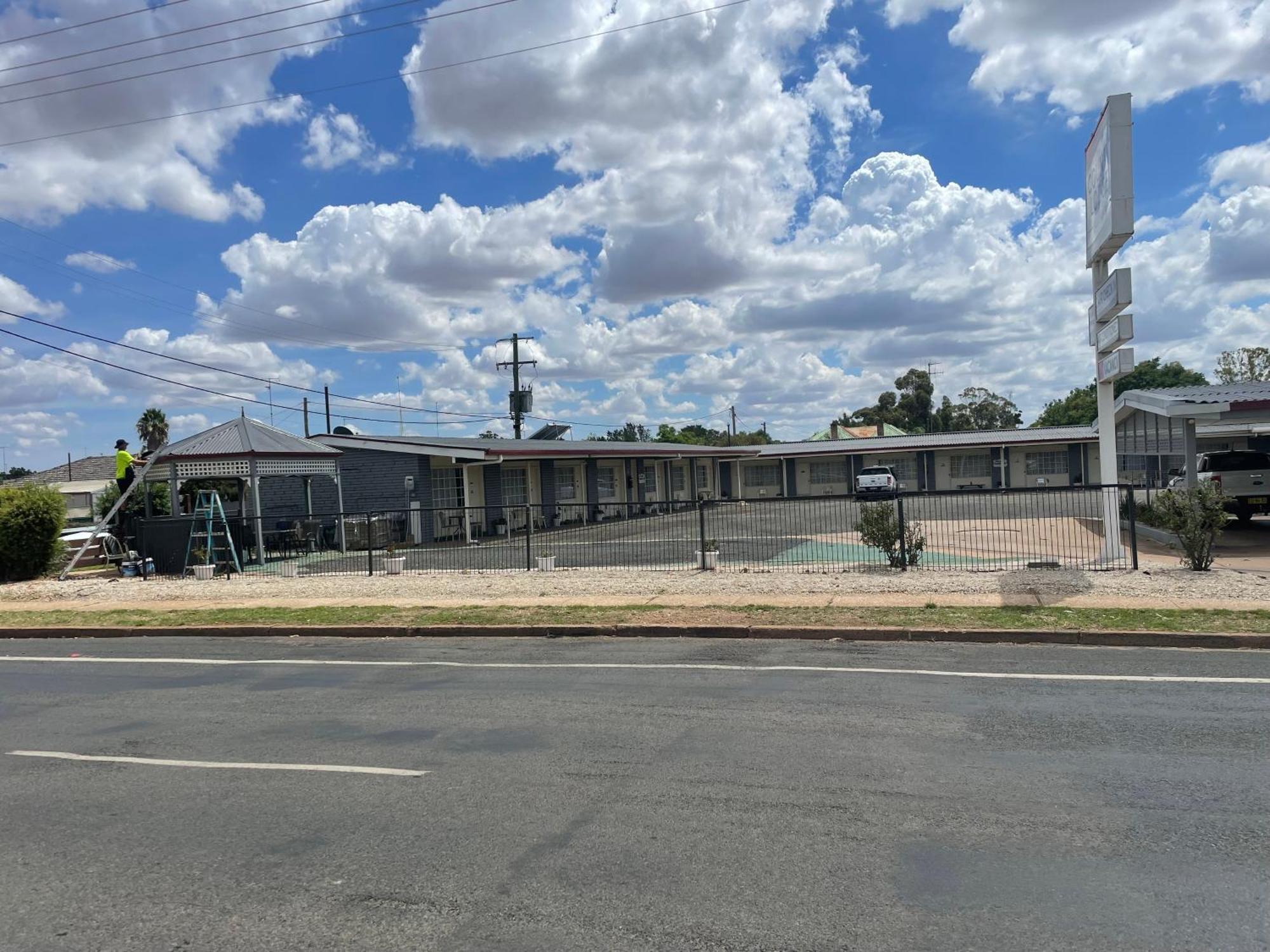 County Lodge Motor Inn West Wyalong Bagian luar foto