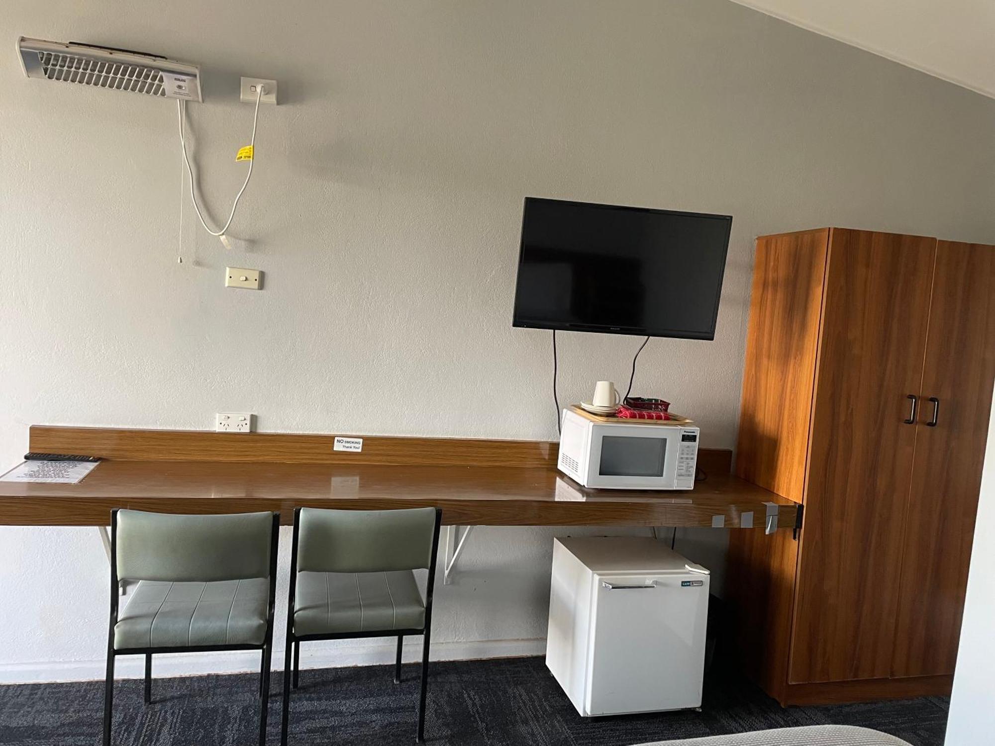 County Lodge Motor Inn West Wyalong Bagian luar foto