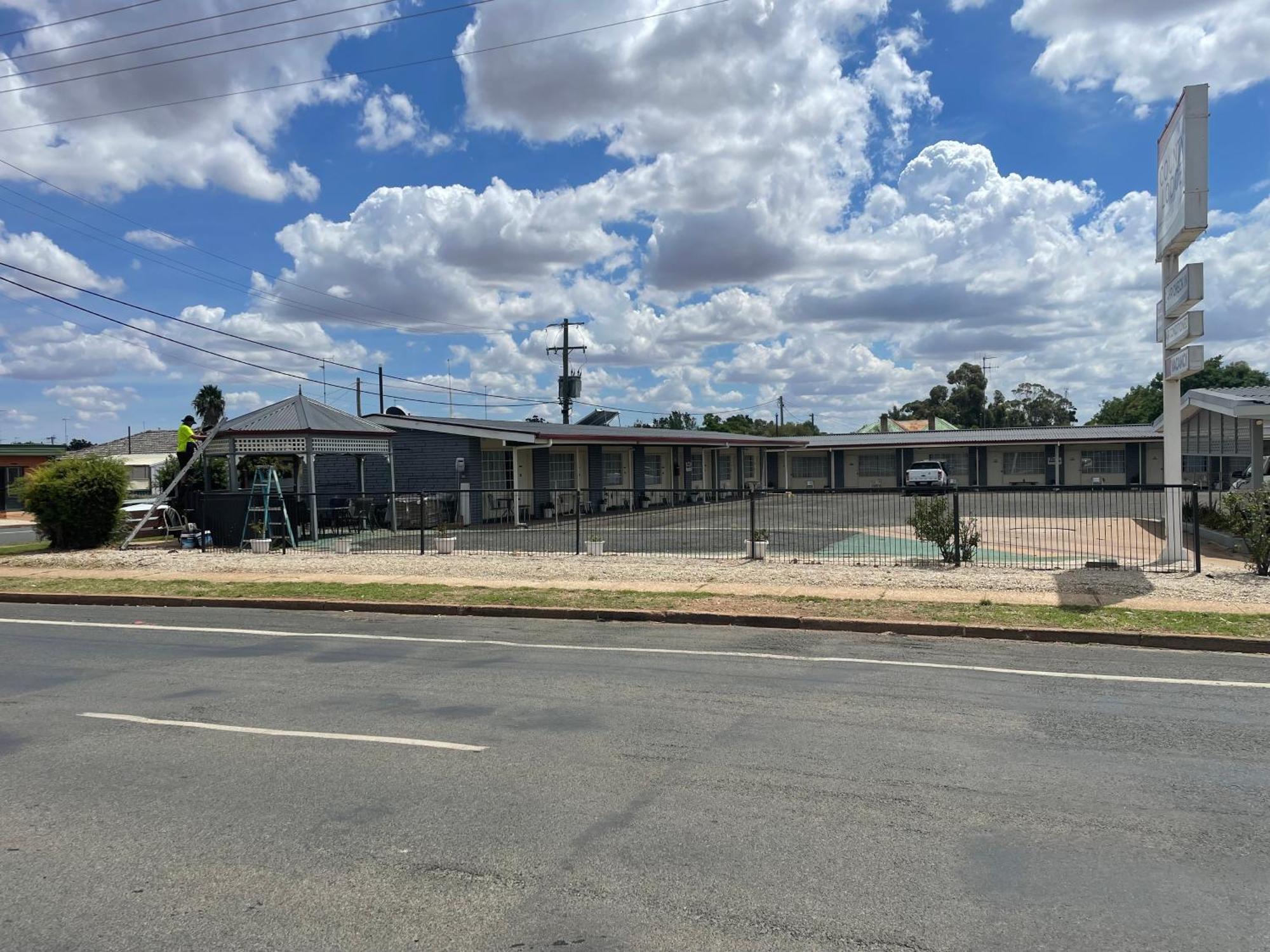 County Lodge Motor Inn West Wyalong Bagian luar foto
