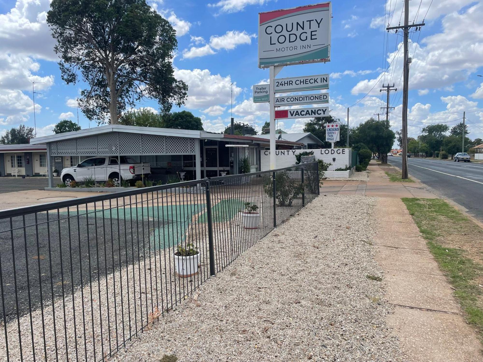 County Lodge Motor Inn West Wyalong Bagian luar foto